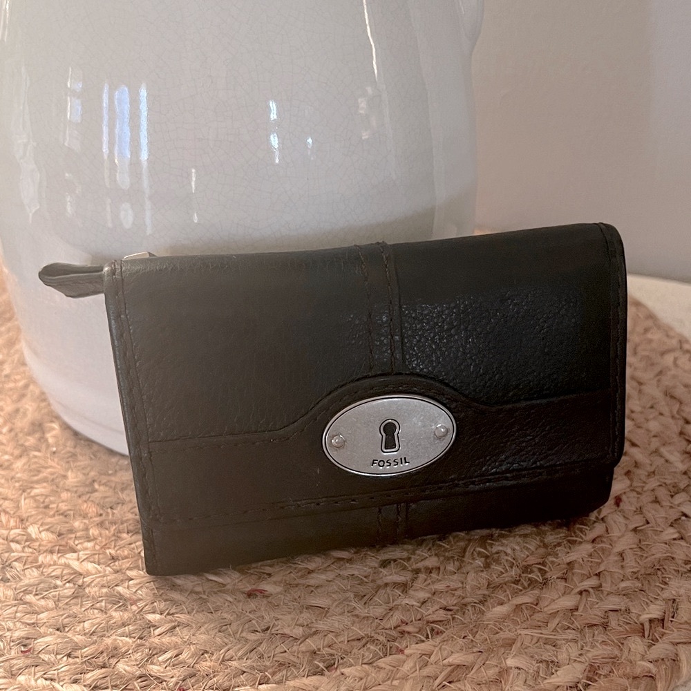 🔑 Fossil Black Leather Wallet